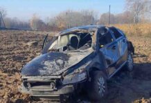 Samochód koziołkował. Pijana, bełkocząca i ranna kobieta dobijała się do domu