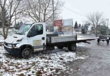 Pijany 35-latek po imprezie zabrał busa z firmy, rozbił ogrodzenie i pojechał do domu