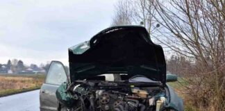 20-latek skasował Audi o drzewo, ranne dwie osoby