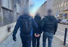 Atakował i bił przypadkowe osoby na chodniku