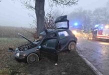 Makabryczny wypadek. Volkswagen owinięty na drzewie, jedna osoba walczy o życie