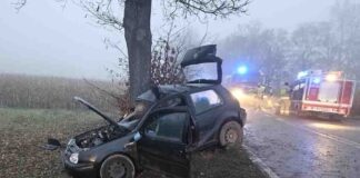 Makabryczny wypadek. Volkswagen owinięty na drzewie, jedna osoba walczy o życie