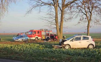 Poważny wypadek. Jeden z samochód po uderzeniu dachował