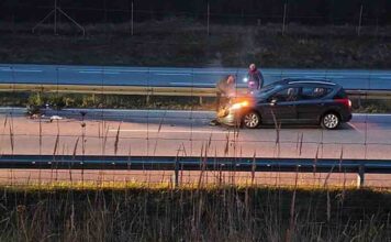 Dwa samochody uderzyły w barierki na S3 pod Zieloną Górą. Ślizgawica na drodze (ZDJĘCIA CZYTELNIKA)