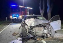 Poważny wypadek na DW158 koło Gralewa. Volvo uderzyło w drzewo