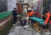 Zielona Góra. Mężczyzna leżał przy dworcu PKS. Zareagowała tylko jedna osoba i straż miejska (ZDJĘCIA)