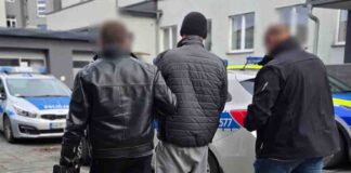 Szokujące. Kierujący kłócił się z pieszymi, po czym zawrócił i celowo potrącił ich na chodniku