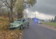 Konin. Pijany Peugeotem spowodował dwie kolizji i rozbił się w rowie