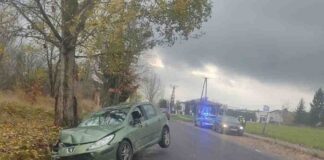Konin. Pijany Peugeotem spowodował dwie kolizji i rozbił się w rowie