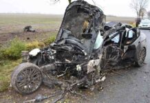 BMW rozerwane po uderzeniu w drzewo. 18-latek przeżył, jest w szpitalu