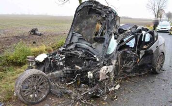 BMW rozerwane po uderzeniu w drzewo. 18-latek przeżył, jest w szpitalu