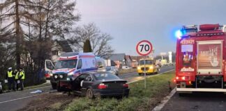 Tragiczny wypadek. BMW uderzyło w Mazdę. Nie żyje 18-latka, druga nastolatka walczy o życie