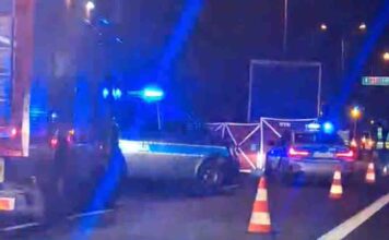 Śmiertelny wypadek podczas policyjnej interwencji na S3. Nie żyje kierowca, policjant ranny