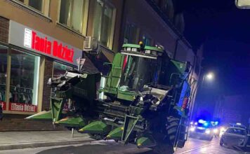 Policja wezwana do nietypowej interwencji. Kombajn utknął w centrum miasta