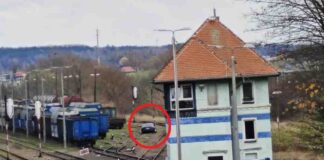 Kierujący Audi zasłabł i zjechał na torowisko (ZDJĘCIA)