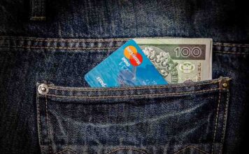 Ukradli kartę płatniczą i poszli na zakupy. Teraz wisi nad nimi widmo 10 lat więzienia