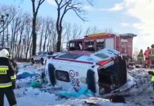 Tragiczny wypadek. Karetka uderzyła w drzewo. Zmarł kierowca