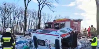 Tragiczny wypadek. Karetka uderzyła w drzewo. Zmarł kierowca