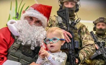 Piękny gest twardzieli. Kontrerroryści zamienili się w Mikołajów i odwiedzili dzieci w szpitalu