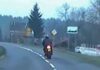 Motocyklista zamiast dmuchnąć w alkomat ominął policjanta i zaczął uciekać (FILM)