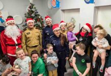 Nowa Sól. Policyjni Mikołaje pojawili się u dzieci w szpitalu