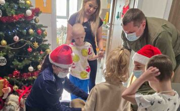 Zielona Góra. Piękny gest mundurowych z Nowej Soli. Jako Mikołaje przynieśli prezent dla dzieci na oddziale onkologicznym (ZDJĘCIA)