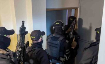 CBŚP zatrzymało pięciu mężczyzn. Chcieli zmusić dewelopera do przekazania im działki wartej 12 mln zł