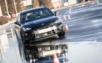 Nowe pościgowe radiowozy w wielkopolskiej policji. Każdy za niemal 390 tys. zł