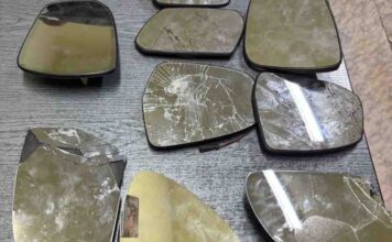 Szedł kompletnie pijany i odrywał samochodowe lusterka