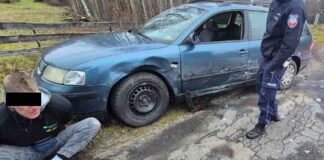 Pijany kierowca dmuchnął w alkomat i zaczął uciekać. Ucieczkę zakończył uderzeniem w radiowóz