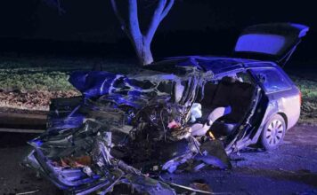 Śmiertelny wypadek. Audi wbiło się pod autobus, nie żyje młody mężczyzna