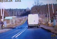 Na oczach policjantów wjechał busem na przejazd kolejowy mając czerwone światło