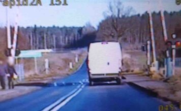 Na oczach policjantów wjechał busem na przejazd kolejowy mając czerwone światło