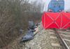 Masakra na torach. Kierujący Kią wjechał pod pociąg. Nie żyją dwie osoby