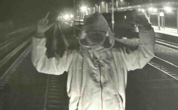 Szczyt głupoty. Zatrzymali tramwaj stawiając śmietnik na torach i polowali go farbą (FILM)