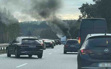 Nowa Sól. Pożar samochodu na trasie S3, droga zablokowana