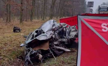 Śmiertelny wypadek. Volkswagen zmiażdżony po zderzeniu z cysterną przewożącą mleko (ZDJĘCIA)