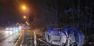 Zielona Góra. Wypadek na obwodnicy, po zderzeniu Opel leży na boku. W aucie były dzieci