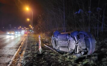 Zielona Góra. Wypadek na obwodnicy, po zderzeniu Opel leży na boku. W aucie były dzieci