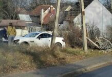 Zielona Góra. Chwile grozy, nastolatek Mercedesem uderzył w ogrodzenie, jest poszukiwany (ZDJĘCIA CZYTELNIKA)