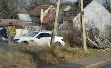 Zielona Góra. Nastolatek Mercedesem uderzył w ogrodzenie, jest poszukiwany. Na szczęście nikogo nie było na chodniku (ZDJĘCIA CZYTELNIKA)