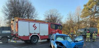 Wędrzyn. Wypadek, zderzenie osobówki z wojskową ciężarówką, ranne dwie osoby (ZDJĘCIA)