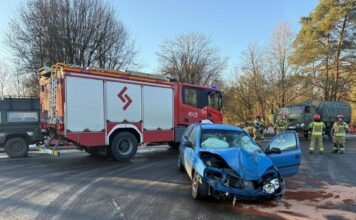 Wędrzyn. Wypadek, zderzenie osobówki z wojskową ciężarówką, ranne dwie osoby (ZDJĘCIA)