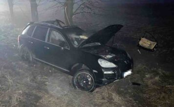 Porsche uderzyło w Skodę na DK24 i wypadło z drogi, ranne trzy osoby