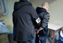 Zapłacił kobiecie za erotyczną randkę, potem groził jej nożem i wypchnął z jadącego samochodu