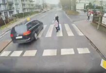 Zielona Góra. Sekunda do tragedii, na pasach była kobieta z dzieckiem. Do 67-letniej kierującej dotarła policja