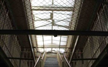 Zielona Góra. Ucieczka osadzonego z aresztu śledczego, w ciężkim stanie jest w szpitalu. Mamy szczegóły