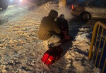 Leżał na poboczu drogi. Policjant zauważył go w ostatniej chwili