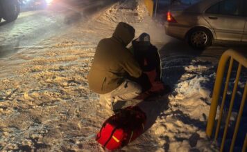 Leżał na poboczu drogi. Policjant zauważył go w ostatniej chwili