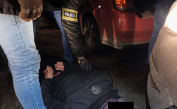 Zaparkował obok radiowozu. Wpadł z 5 kilogramami marihuany